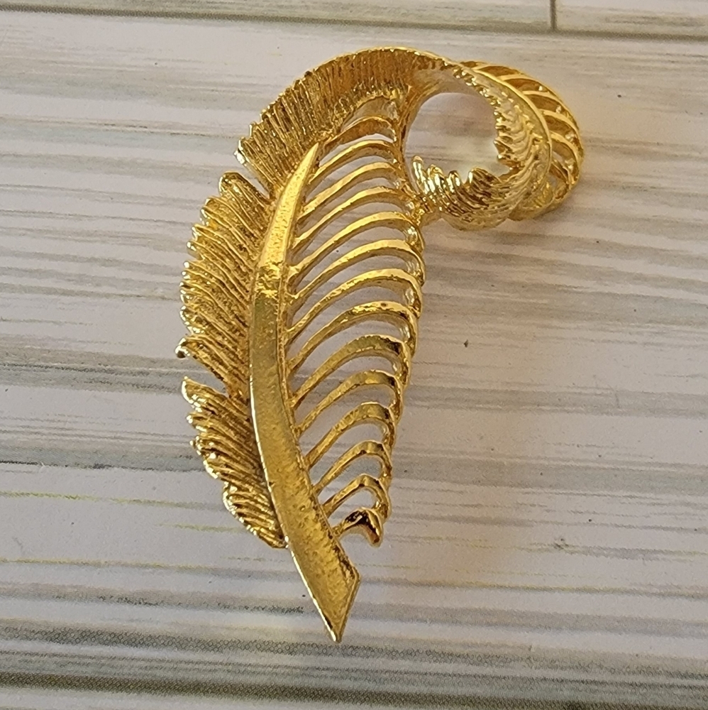 Vintage Gerry's Gold Tone Openwork Feather Brooch Pin 2.5"